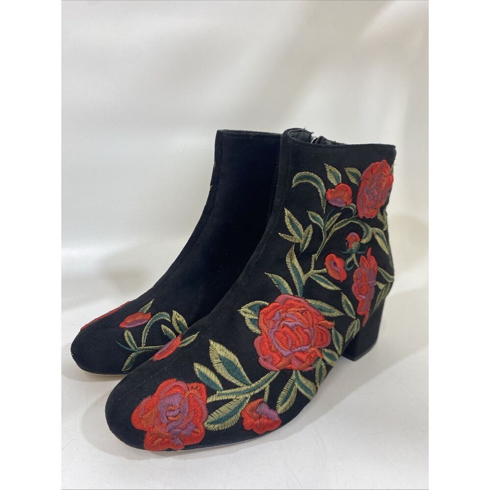 Comfortview Women's Sidney Bootie Embroidered Red Roses Black Velour Sz 7.5 Wide - Picture 2 of 14